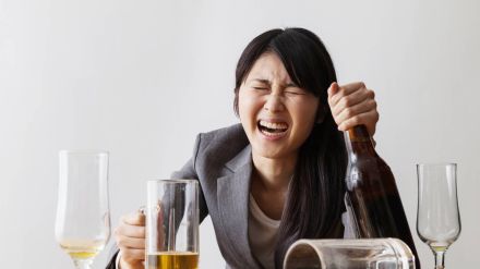 「お酒を飲みすぎる…」わかっているのにやめられないのはなぜ？飲み過ぎる原因と対処法｜心理師が解説