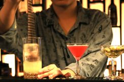 「東大出身のマスター」が出すお酒はウマいのか――日本にまん延する「学歴信仰」の謎