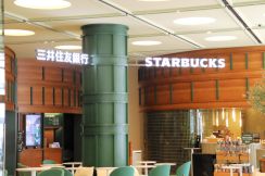 三井住友銀行、カフェも同居の「開かれた店舗」誕生　金庫は会議室に