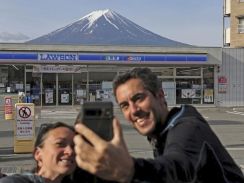 2時間待ちもザラ！東京タワーの「映え」スポット…訪日客殺到、ここは大丈夫？