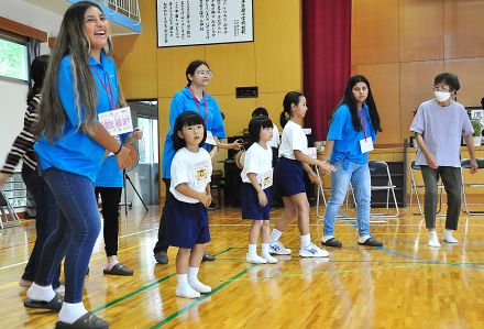 米ナカドウチェス市から留学生　奄美市、5年ぶり受け入れ　市内の小学生と交流