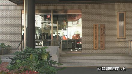 熱海市の男性から525万円をだまし取ったとして詐欺グループの受け子役の男を逮捕　熱海警察署