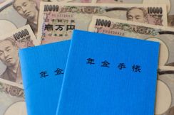 将来は年金が「70歳」から受け取り開始に!? 65歳→70歳で「生涯受給額」がどのくらい減るのかを比較