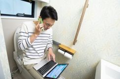 テレワーク時の「電話中にトイレに行きたい」という難題　通話相手に「ちょっとトイレに…」と正直に言えない、小学生みたいな心理も