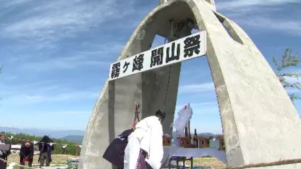 グライダーも上空から祝福　青空の霧ヶ峰高原で開山祭　霧の中でもハイカーを導く「霧鐘塔」前でシーズンの安全を祈願