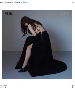 「奇跡の52歳」YUKI、最新アルバムの「ジャケ写よすぎ！」　深いスリットからのぞく、すらりとした美脚