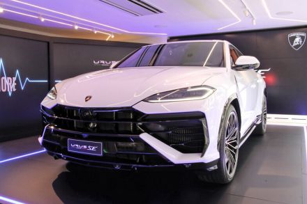 「史上最も美しい」ランボルギーニのスーパーSUV『ウルスSE』日本発表　HV化も「ダウンサイジングではない」