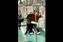 台湾の地下鉄で、ナイフを手に「無差別」に襲い掛かる男…スマホ映像が捉えた「密室の恐怖」と、乗客の勇気ある反撃
