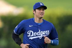 大谷翔平、警備員6人との屈強すぎる記念ショットが話題「ゴツいぞ」「俳優みたい」　同じ193cmバスケ女子ともパシャリ