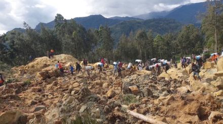 パプアニューギニア山岳部で大規模地滑り　数百人死亡か　通信社報道