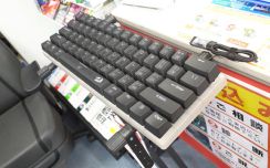 横幅が約58.2cm！　200％サイズのキーボード＆振動するゲーミングチェアの実機が店頭に