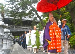 片桐新貫首が就任　誕生寺で26年ぶり晋山式　鴨川（千葉県）