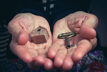 TVでよく開かずの金庫を開けるのをやっていますが、大金が入っていたら相続税がかかるのでしょうか？ それとも時効となるのでしょうか？