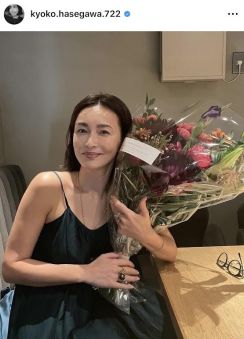 長谷川京子、二の腕全開のキャミワンピ姿が「若い頃より色気がすごくて」「大人の美女」と反響