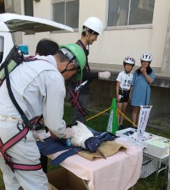 「元気に巣立って」コウノトリのヒナに足環装着　飛来地情報などを追跡　兵庫・豊岡