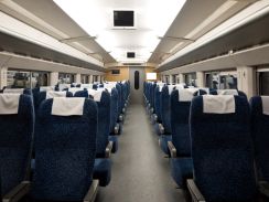 新幹線の「指定席」を購入したのに知らない男性が寝ています。移動してもらいたいけど声をかけづらいです…