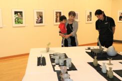 写真や木版画など　約70点を展示　4人の味わい深い作品に見入る／岡山・勝央町