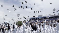 伝統の“帽子投げ”で式典締めくくり　アメリカ海軍士官学校で卒業式　「ブルーエンジェルス」も祝福