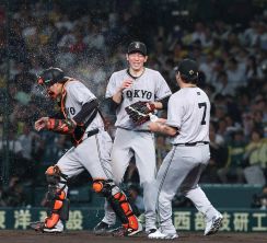 長野久義　ノーヒッター戸郷翔征に水かけ祝福「阪神園芸さんに怒られます」ナイツ塙にメール