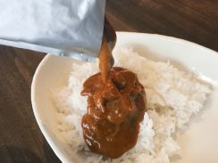 【40～50代が選んだ】家に常備しておきたい「レトルトカレー」ランキング！　2位は「咖喱屋カレー（ハウス食品）」、1位は？