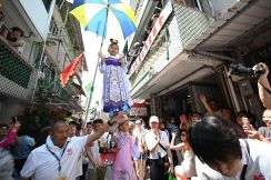 【今日の1枚】子どもの姿を借りた神様？ 香港の恒例パレード