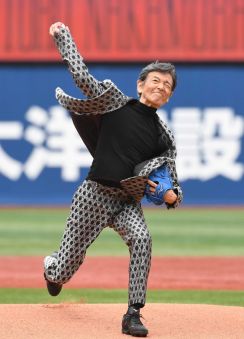 タカ＆ユージがハマスタ降臨！72歳柴田恭兵ノーバン投球　「筒香選手はベイスターズのユニホームが一番カッコイイ」