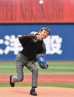柴田恭兵７２歳の投球にファン騒然　美しいフォームからノーバン投球　ハマスタが「お～っ！！」ネット驚き「７０歳超えの投球じゃない」