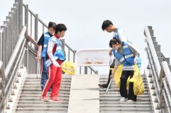 観光客殺到「富士山夢の大橋」、高校生有志4人が清掃活動　たばこ吸い殻、ストロー...道路に散乱「マナー守って」