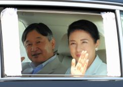 天皇、皇后両陛下、出迎えの人に笑顔　26日に岡山で植樹祭