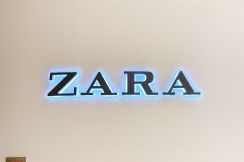 【ZARA】脚長効果バツグン！6590円→3950円の「高見えトップス」1枚でコーデがサマになるんです！