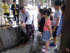 三嶋大社で「子ども観光大使」認定講座　取水・お参りの作法も学ぶ