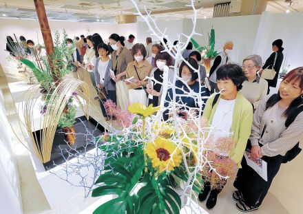 風薫る会場に人垣　総合花展金沢展前期最終日　香林坊大和８階ホール