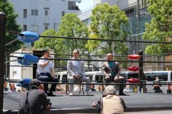 新宿・歌舞伎町の大久保公園でプロレス　「バトルエイド」開催