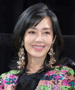 早見優57歳、仲良し同期2人と「アイドル雑誌」表紙ごっこ…付録は3人豪華ポスター！　ファンら「出版されたら絶対買う」