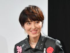 デビュー40周年の荻野目洋子、若かりし日の写真を公開「すごくすてきな衣装」「可愛いなぁ」