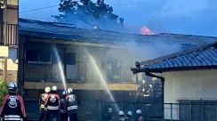 住宅街のアパートで火事　消防が消火活動中　【午後7時20分現在】山梨・南アルプス市