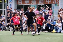 本田圭佑氏が台湾訪問  自身考案の4人制サッカーをPR