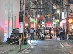 タクシーが歩行者らはねる　電柱に衝突し停止　3人軽いけが　福岡