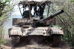 爆速疾走するロシア「亀戦車」ナゾの爆発！ 防御マシマシのハズがなぜ？