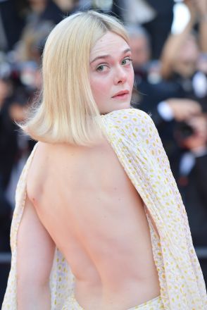 まるで天使！エル・ファニング、透けてるドレスでカンヌに：第77回カンヌ国際映画祭