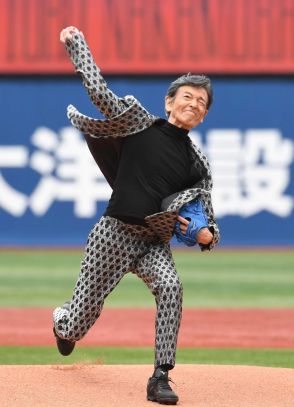 柴田恭兵７２歳　美フォームからのストライク投球にファン騒然　草野球は「多いときに８チーム」専門家は「アスリートの筋肉」