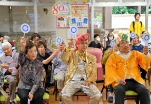 山川豊さん、「豊川豊」に扮しリハビリ体操　豊川市の老人ホーム