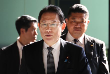 「未来志向で協力を」　岸田首相、日中韓サミットへ出発