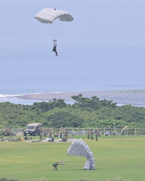 防衛省通信所へ初の降下訓練　鹿児島県喜界島で陸自第1空挺団