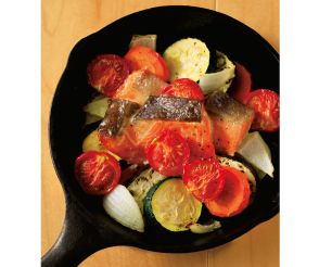 ジューシーに焼けた鮭と彩り野菜でごちそう感満点の「美食材ぶっこみオーブン焼き」