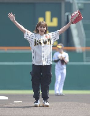 吉田沙保里さんが甲子園始球式でストライク投球　連覇目指す阪神に「１人１人の気持ちがひとつになれば強い」