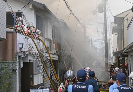 【速報】京都市上京区の住宅密集地で火災　住民とみられる男性が病院に搬送　燃焼中