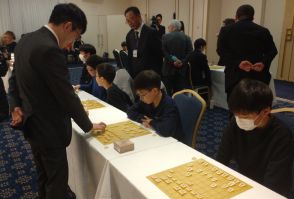 「プロになりたい」　北海道の子どもたち、プロ棋士に挑む　名人戦