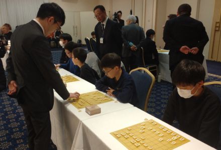 「プロになりたい」　北海道の子どもたち、プロ棋士に挑む　名人戦