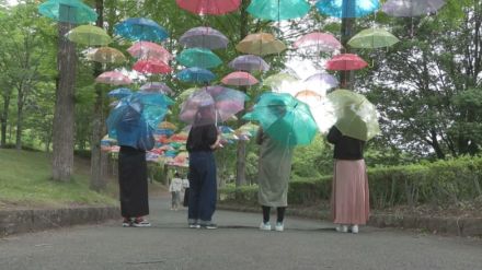 約４２０本の“傘のトンネル”　群馬・甘楽町